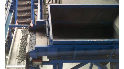 Vibratory feed hopper for all types of products