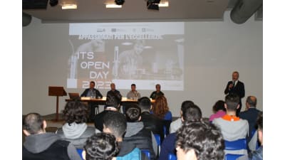 EIB ponte tra scuole, studenti e il settore dell'elettronica al Career Day 2023