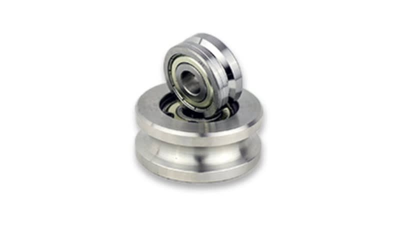 Grooved straightening rolls with bearings for wire processing.