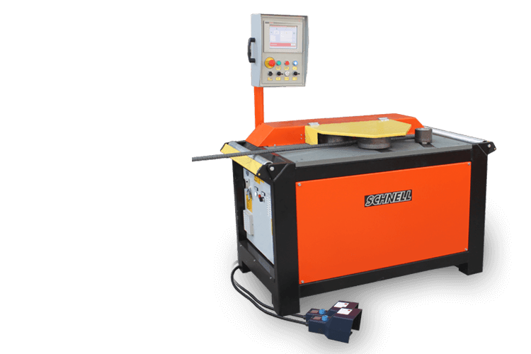 Cintreuse industrielle Schnell pour barres d'armature, orange et noire, avec écran de contrôle numérique et pédale de commande.