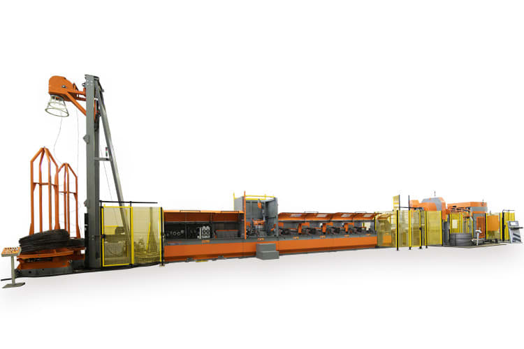 Lange, orange-graue industrielle Produktionslinie für die Draht- oder Bewehrungsstahlverarbeitung, mit Coil-Abwickler, Richtmaschinen und Bearbeitungsstationen.