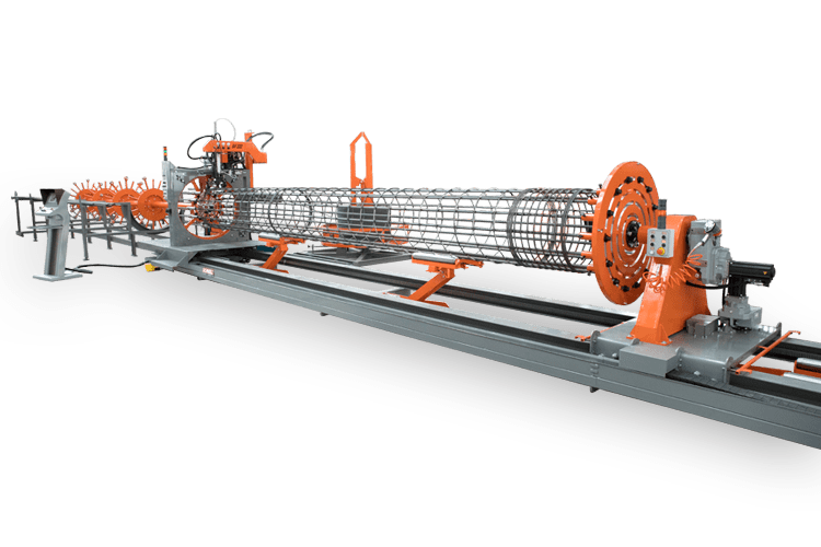 Machine automatique de fabrication de cages d'armature cylindriques, avec une cage en treillis soudé en cours de production sur un banc de travail gris et orange.