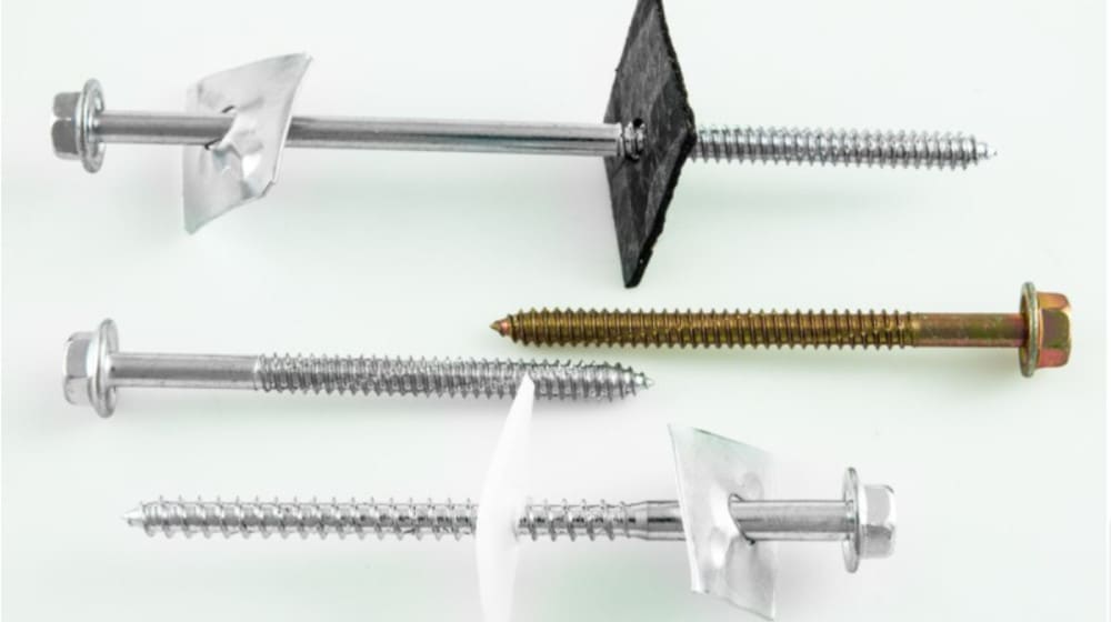 Fissaggi e viti per isolamento termico e costruzione: viti autofilettanti con testa esagonale e rondella, e tasselli con piastre quadrate in metallo e plastica bianca e nera.