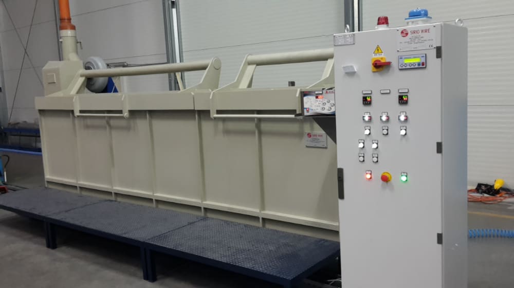 Macchina industriale per il trattamento superficiale multistadio con quadro elettrico di controllo e logo Sirio Wire.