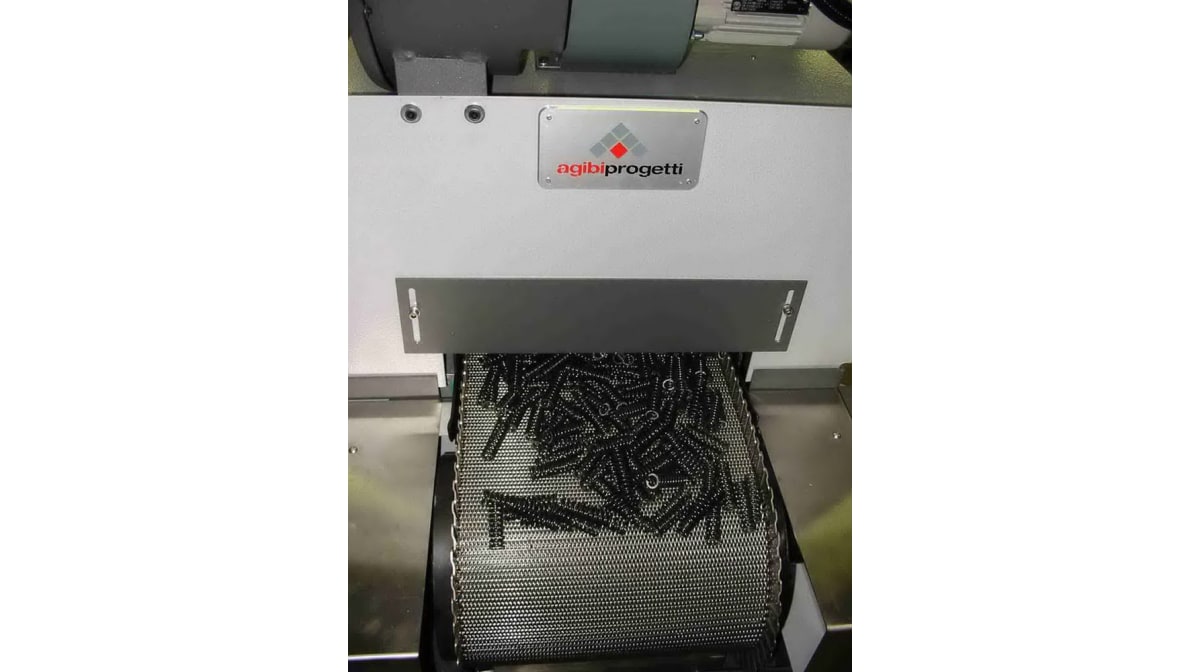Um die Oxidation der Federn zu verhindern: AGIBI's Schmiermaschine