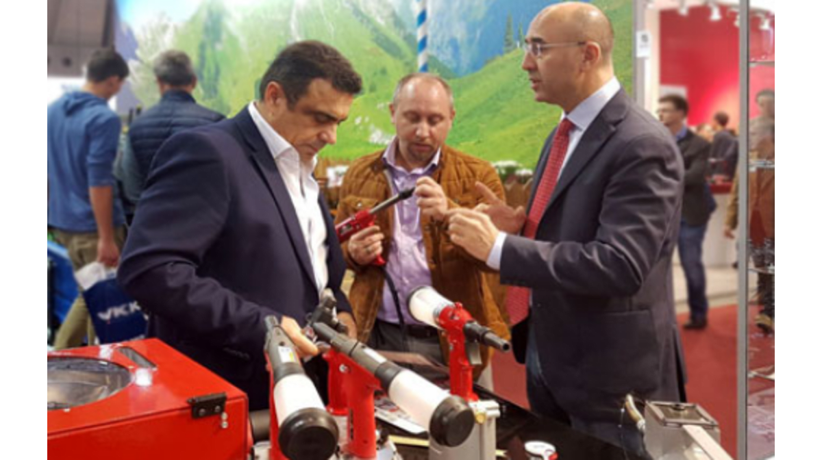 Successo per rivettatrici e fissaggi alla fiera della lamiera di Stoccarda