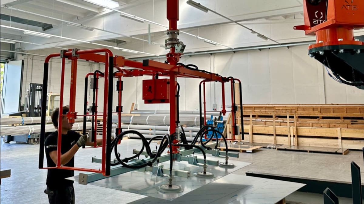 Punto Inox Service simplifies sheet metal handling with a new semi-automatic arm