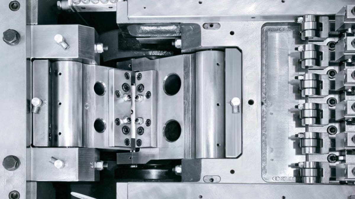 Ultra-technological progressive headers in Carlo Salvi's new video