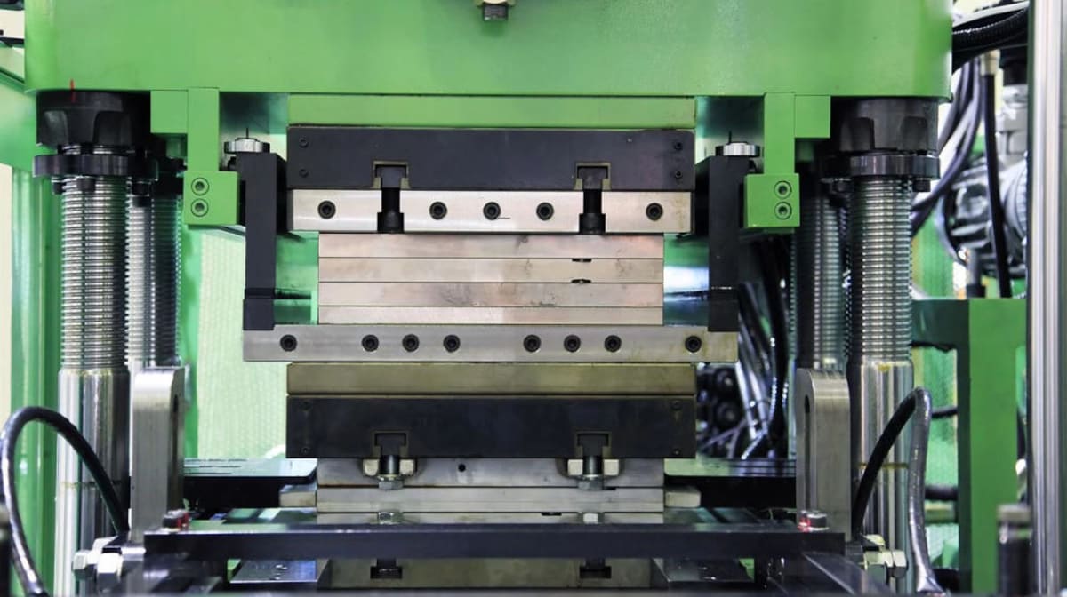 Nebbie oleose generate dai processi di stampaggio: SO.TEC ha il filtro giusto per voi