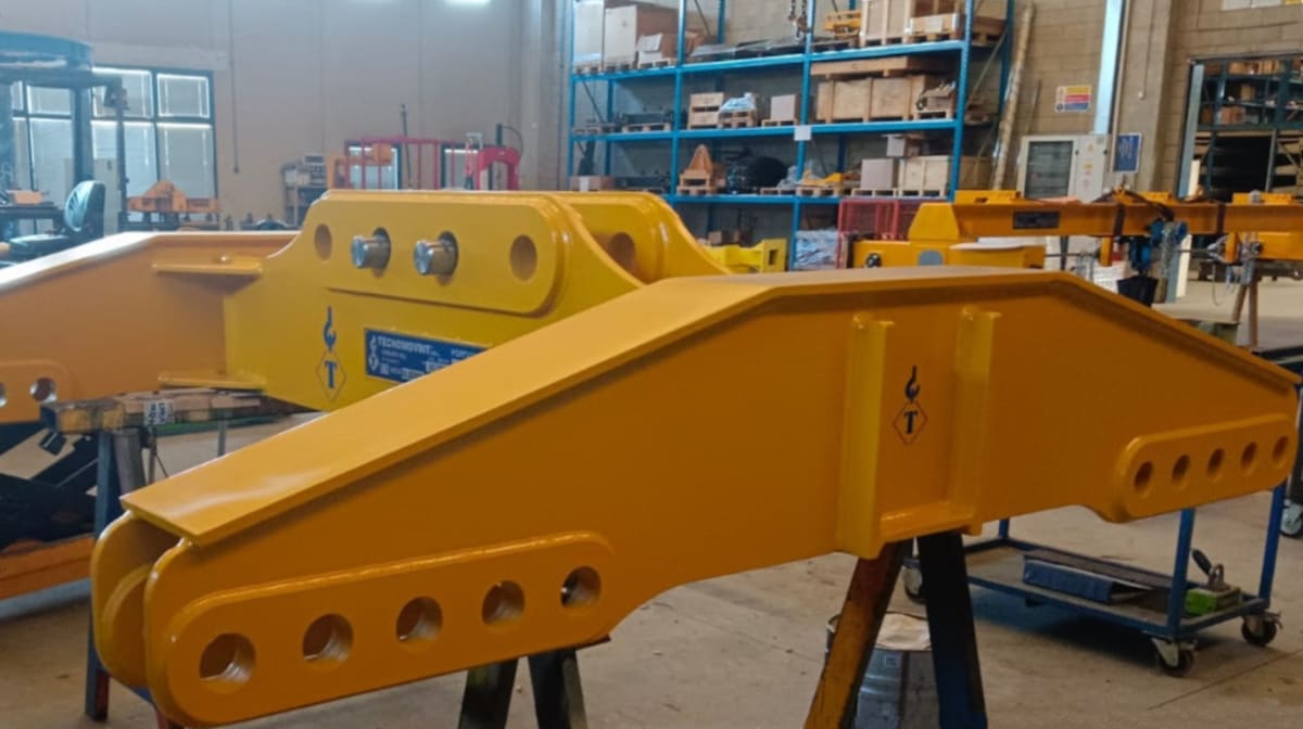 High-performance lifting solutions: Tecnomovint spreaders up to 30,000 kg