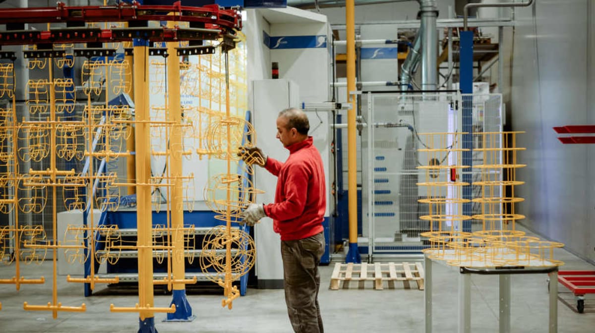 Nel cuore dei processi di verniciatura e trafilatura di Spazzolplastica