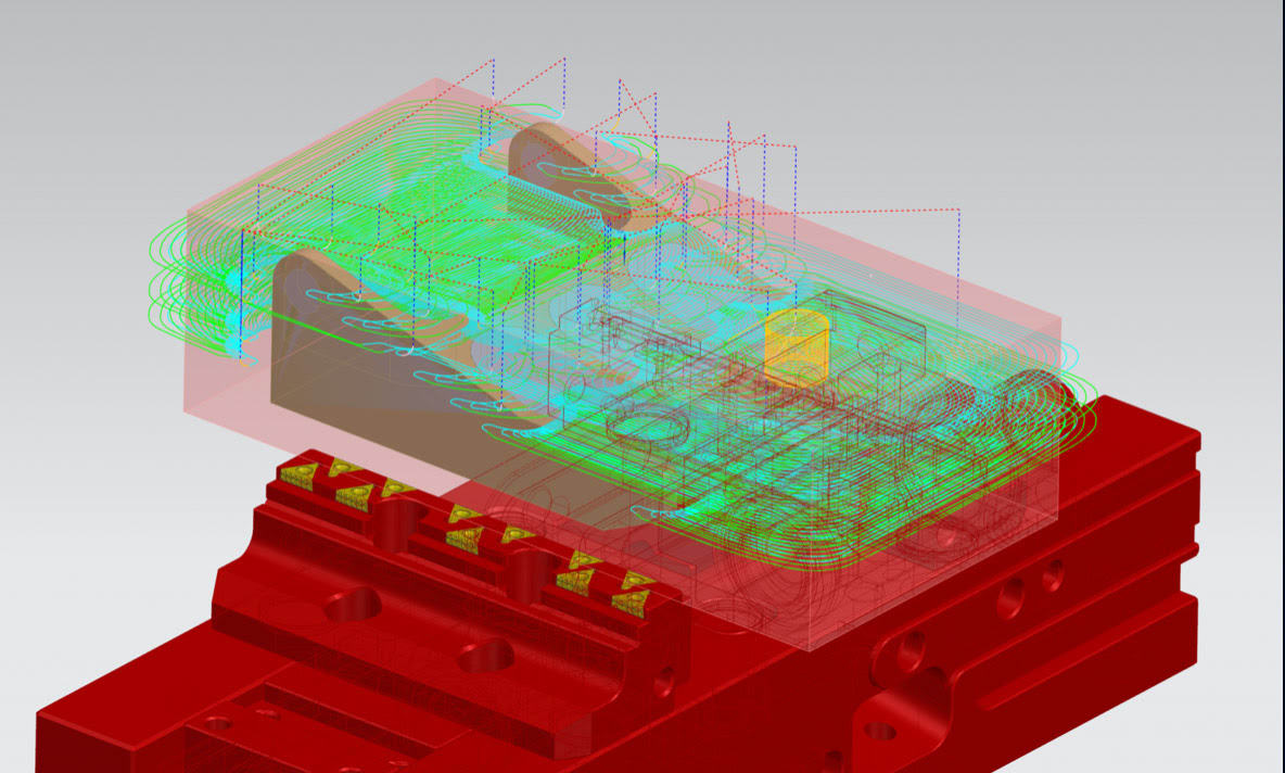 Simulazione 3D CAM di percorsi utensile per fresatura CNC su un blocco di materiale, con il pezzo grezzo fissato in una morsa rossa.