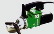 Grüne elektrische Blechschere mit schwarzem Griff und Motor