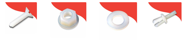 Assortimento di elementi di fissaggio in plastica bianca: vite autofilettante, dado esagonale, rondella piatta e rivetto a pressione.