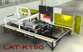 Automatisierte industrielle Produktionsanlage LAT-K150 mit Förderbändern, Roboterarmen und einem Ofen.