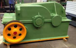 Riduttore di velocità industriale verde con grande puleggia arancione