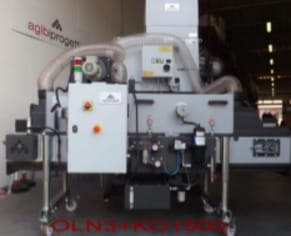 Mobile industrielle Verarbeitungsanlage von Agibioprogett auf Rollen, mit Trichter, Steuerpulten und Rohrsystem.