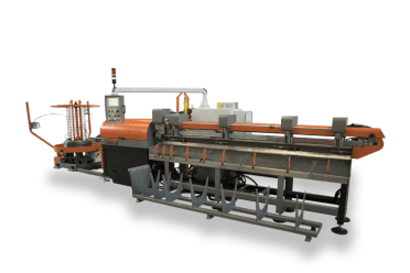 Macchina automatica industriale orizzontale di colore arancione e nero per taglio, lavorazione e smistamento di tubi o profilati, con unità di alimentazione a sinistra e scomparti di raccolta a destra.