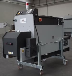 Grau-schwarze mobile Advanzian Industriemaschine mit roter Warnleuchte und Sicherheitsschild.