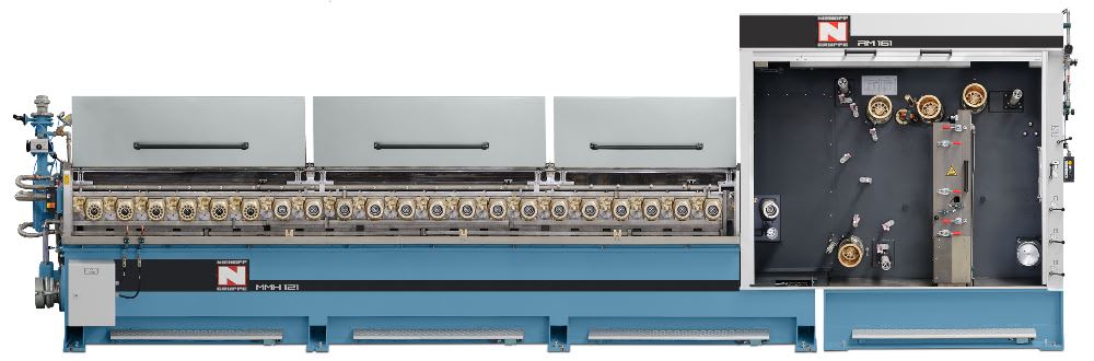 Zwei Industriemaschinen der Niehoff Gruppe: eine lange, blau-graue Niehoff MMH 121 Mehrdrahtzugmaschine mit sichtbaren Ziehblöcken und eine weiße Niehoff RM 161 Spulmaschine mit Drahtführungen und Spulen im Inneren.