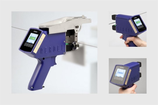 Professionelles AEROL Handmessgerät in Blau zur präzisen Drahtspannungsmessung, mit digitaler Anzeige und durchlaufendem Draht.