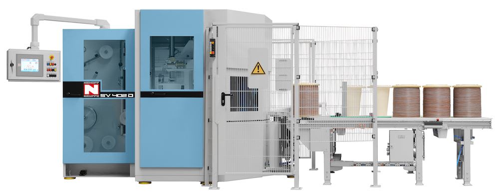 NIEHOFF SV 402 D Drahtverarbeitungsanlage mit blau-grauen Maschineneinheiten, angeschlossenem Bedienpanel und einem Förderband mit mehreren Drahtspulen.