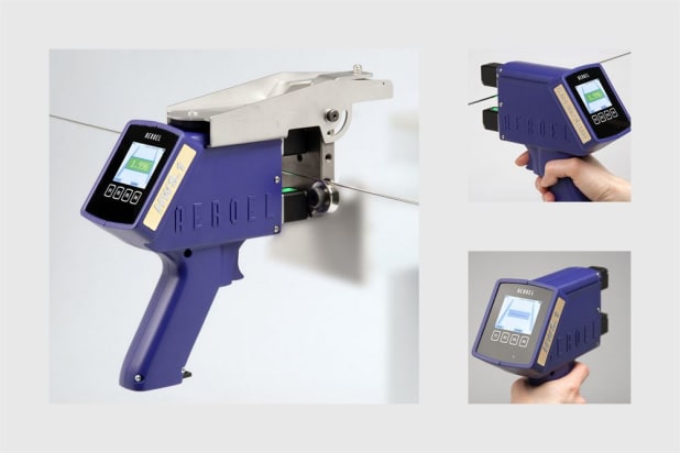 Micromètre laser portable AEROEL bleu pour la mesure de diamètre de fil, affichant 1,99 % sur son écran numérique.