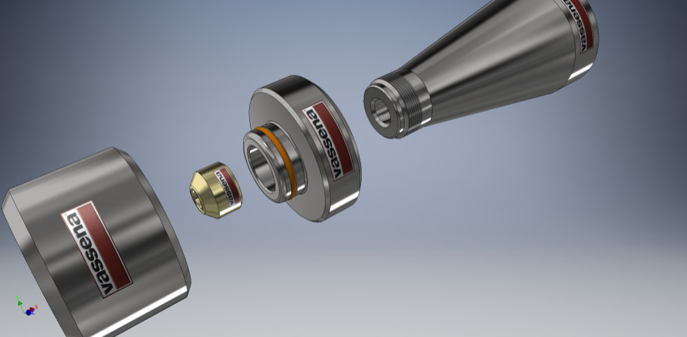 Componentes metálicos de precisión Vassena desmontados, incluyendo boquilla cónica, piezas cilíndricas y un anillo tórico, en un render 3D.