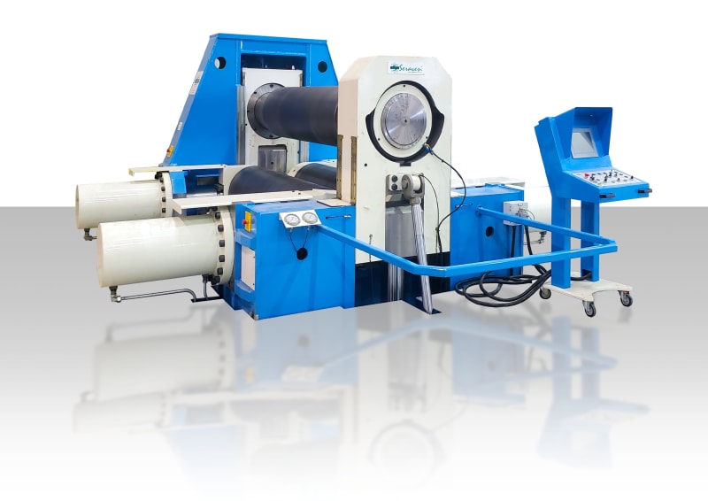 Calandratrice industriale Sergesi blu e bianca con sistema a rulli per la lavorazione di tubi o cilindri di grandi dimensioni, dotata di pannello di controllo esterno.