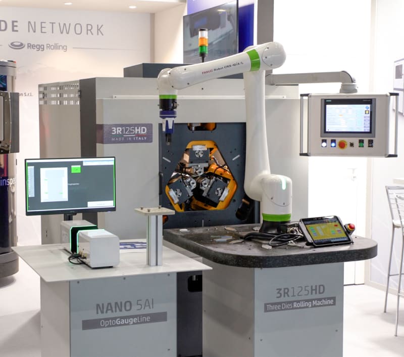 FANUC Roboter CRX-10iA/L arbeitet an einer 3R125HD Dreiwalzen-Rollmaschine, die mit einem NANO 5AI OptoGaugeLine Messsystem für automatisierte Präzisionsfertigung von Regg Rolling verbunden ist.