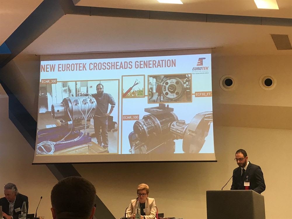 Presentazione Eurotek sulle nuove testate industriali, con schermo che mostra modelli ECMR_300, ECF10_FT, ECMR_100, un relatore al podio e partecipanti.