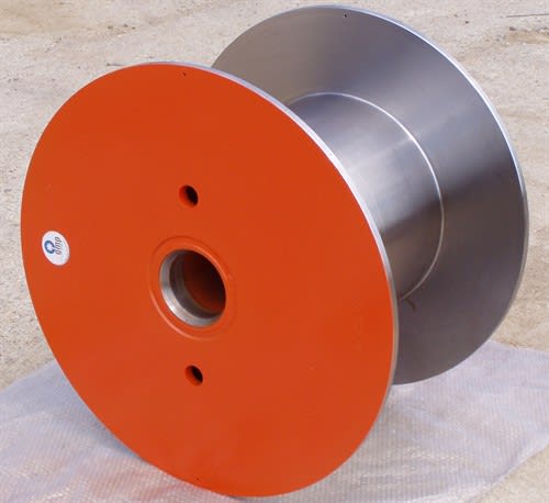 Bobina industriale per cavi con flangia arancione brillante e corpo in metallo grigio argentato.