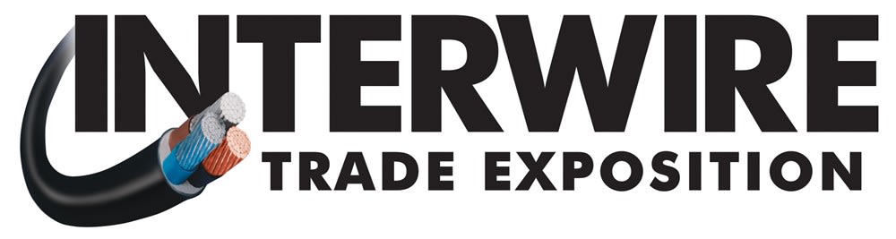 Logo Interwire Trade Exposition con un cavo elettrico nero stilizzato che avvolge parzialmente il testo, mostrando i fili interni di rame e alluminio scoperti.
