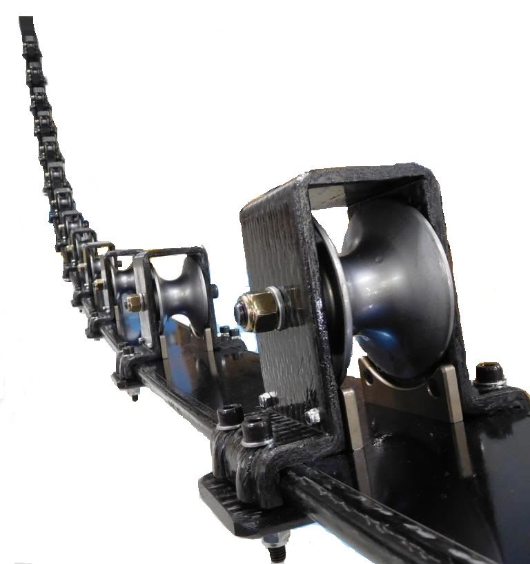 Rulli metallici concavi montati su una struttura di supporto nera curva, per sistemi di scorrimento industriale o trasporto di cavi.