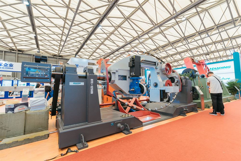 HANDING DTE-12500 industrial wire and cable manufacturing machine displayed at an exhibition.