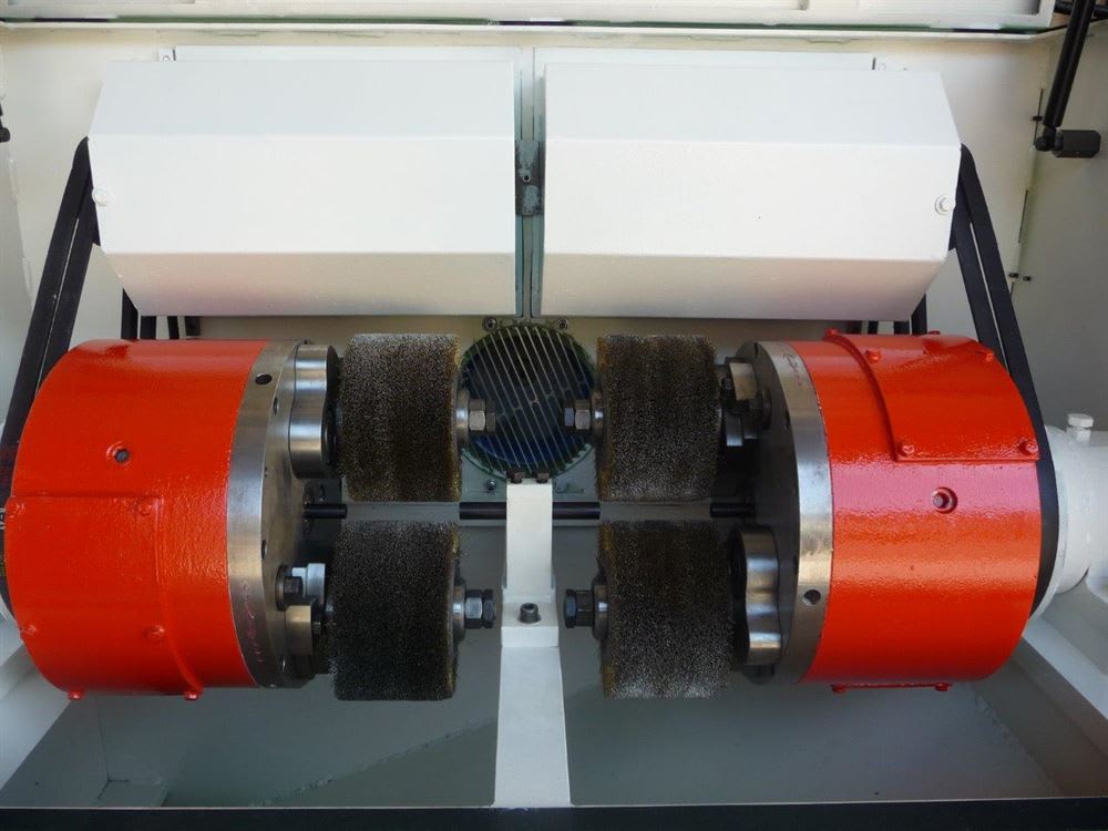 Spazzolatrice industriale con due unità motrici rosse, quattro spazzole abrasive centrali e coperture superiori bianche, per la finitura di superfici.