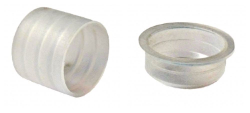Due componenti traslucidi in plastica su sfondo bianco, uno a forma di cilindro con scanalature esterne e l'altro un tappo con bordo svasato e nervature interne.