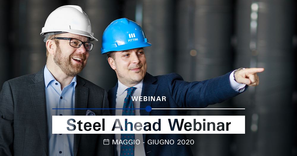 Due professionisti Pittini con caschi di sicurezza in un impianto siderurgico, uno indica avanti, promuovendo il 'Steel Ahead Webinar' di Maggio-Giugno 2020.