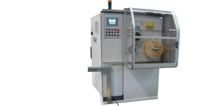 Macchina bobinatrice industriale automatica Made in Italy con pannello di controllo digitale, indicatori luminosi e una bobina in legno visibile sotto una protezione trasparente.