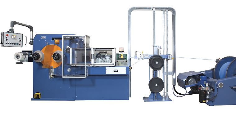 Linea di produzione industriale automatica blu per la lavorazione di cavi, completa di svolgitore, sistema di tensionamento e pannello di controllo.