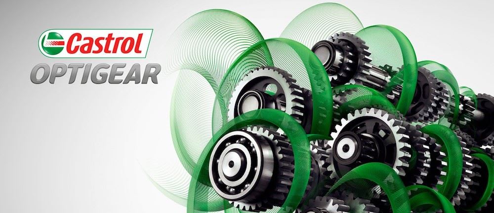Logo Castrol Optigear con ingranaggi e cuscinetti meccanici, avvolti da forme verdi che simboleggiano lubrificazione e protezione ottimali.