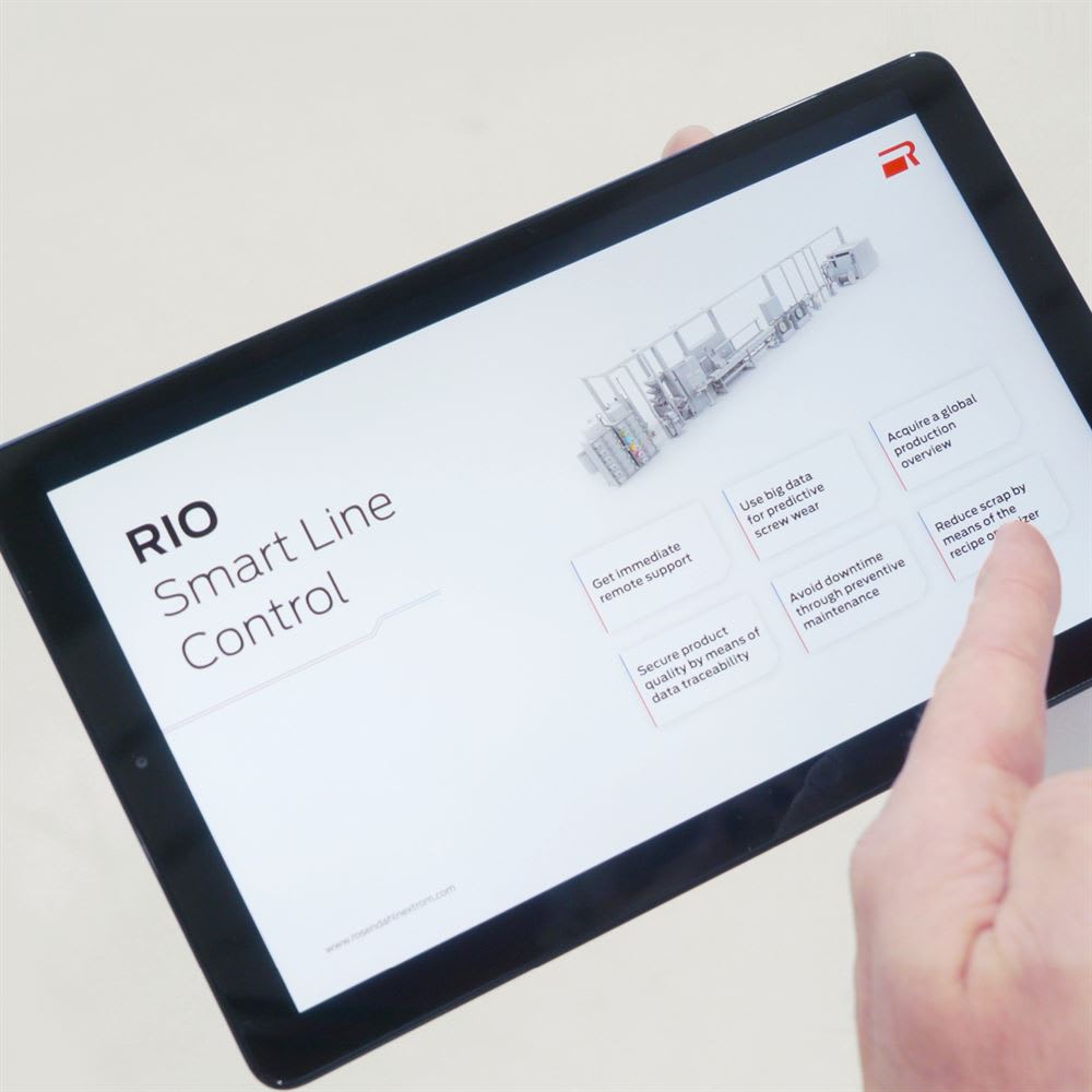 Планшет с интерфейсом RIO Smart Line Control, демонстрирующий возможности цифрового управления промышленной линией, включая предиктивное обслуживание и удаленную поддержку.