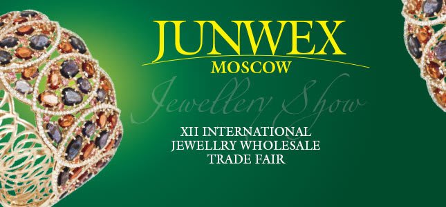 Pubblicità per JUNWEX Moscow XII International Jewellery Wholesale Trade Fair, con un bracciale d'oro sfarzoso ornato di pietre preziose colorate.