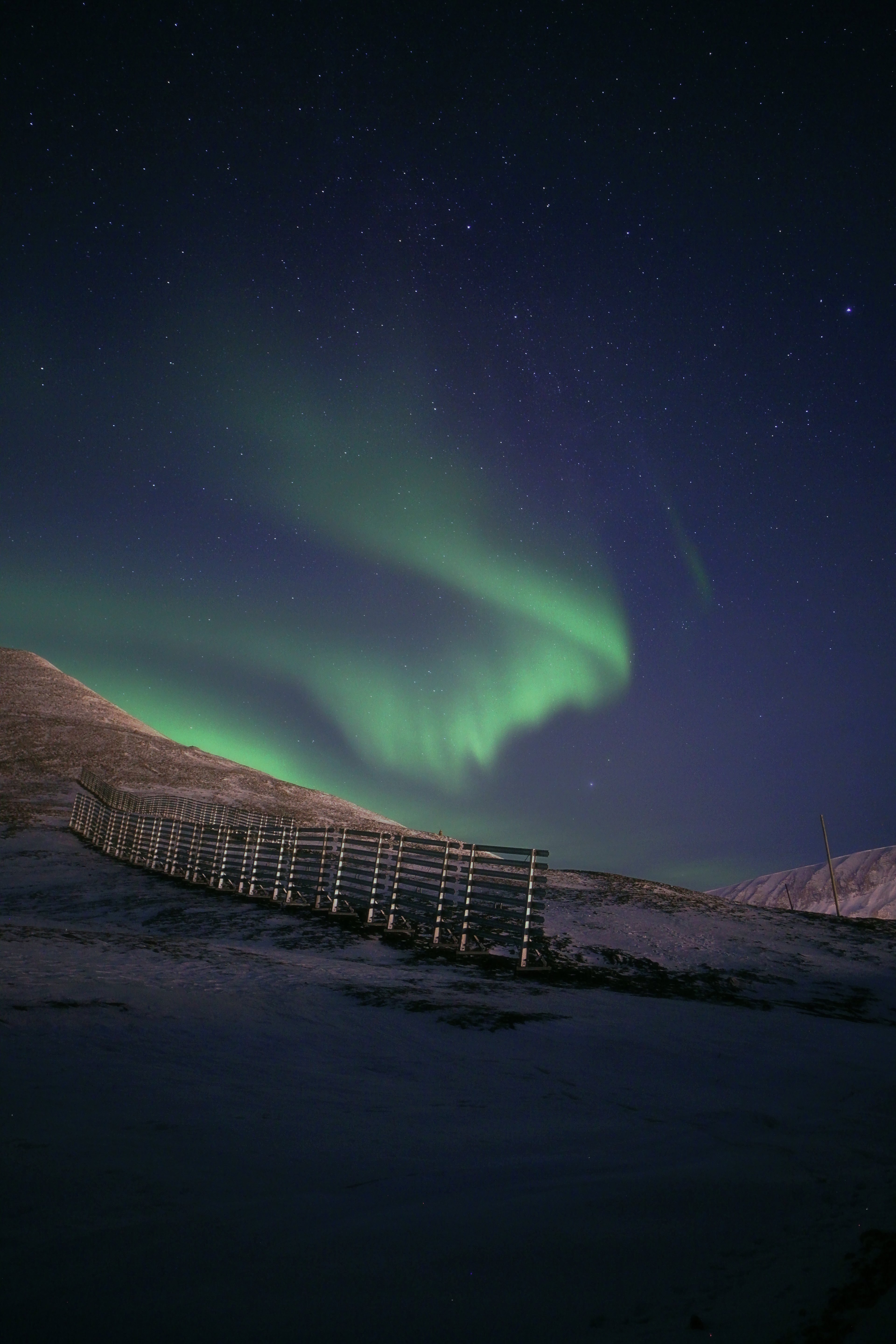 Replace with an accurate description of the aurora photograph
