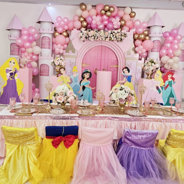 Detalle de decoración floral para evento XV años en Tijuana
