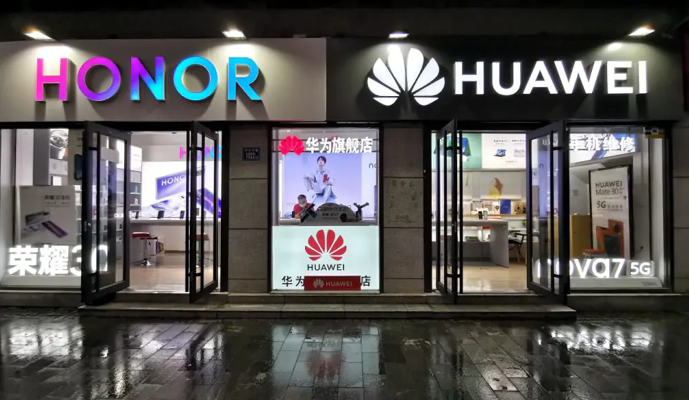 A Huawei store next to an Honor store