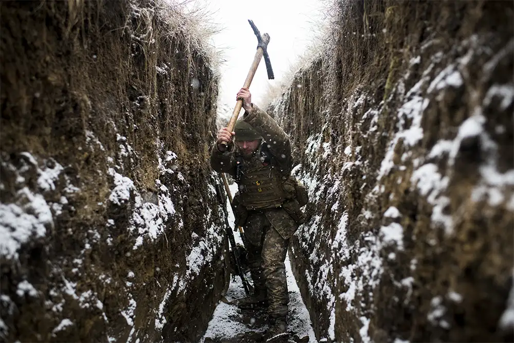 A soldier tasked to deepen a trench in Niu-York, Ukraine.