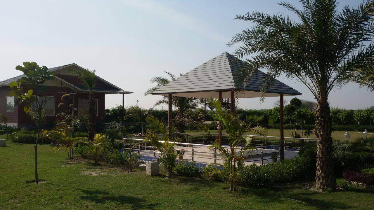 Farmhouse near Noida Expressway — entrance