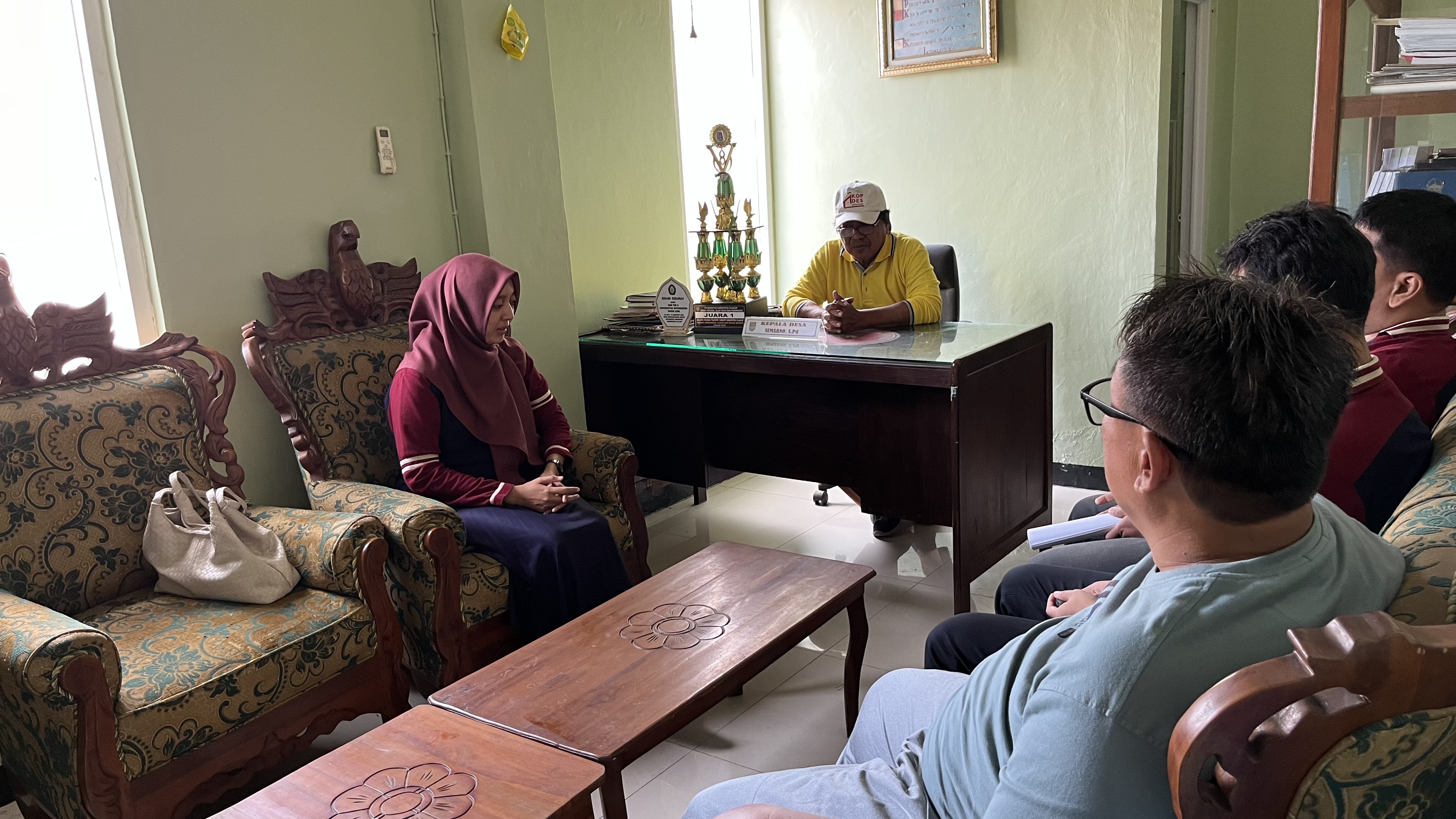Audiensi Resmi di Ruang Kerja Kepala Desa