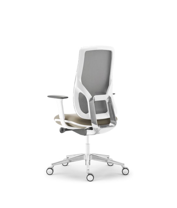Chaise haut dossier, finition blanc, roulettes ø50 sol moquette — dossier résille - Eman